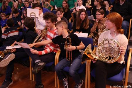 A me slišiš Pet čevljev merim, palcev pet (1)